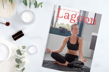 Ein Magazin mit dem Titel "Lagoon" liegt auf einem Tisch. Daneben befinden sich Hautpflegeprodukte, Pinsel und Pflanzen. Auf dem Cover des Magazins ist eine lächelnde Frau beim Yoga. Ein Magazin mit dem Titel "Lagoon" liegt auf einem Tisch. Daneben befinden sich Hautpflegeprodukte, Pinsel und Pflanzen. Auf dem Cover des Magazins ist eine lächelnde Frau beim Yoga.
