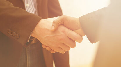 Inhaus_Adobestock_Hände_Partnerschaft_Header_1070x560