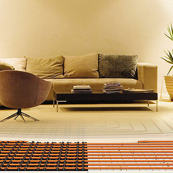 Eine moderne Wohnzimmerszene zeigt ein gemütliches Sofa und einen Sessel. Im Vordergrund sind die Rohre einer Fußbodenheizung sichtbar, die für gleichmäßige Wärme sorgt. Ein stilvolles Wohnzimmer mit einem Sofa, einem Sessel und einem Couchtisch. Der Boden zeigt eine Darstellung der Fußbodenheizung. Eine Pflanze steht in der Ecke.