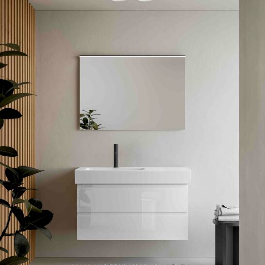 Badezimmer mit einem schlichten wei&szlig;en Waschtisch und einem gro&szlig;en Spiegel. Minimalistisches Design mit Holzakzenten an der Wand, viel Gr&uuml;npflanzen und neutralen Farben. 