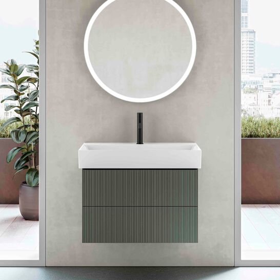 Modernes Badezimmerdesign mit einem runden, beleuchteten Spiegel &uuml;ber einem stilvollen Waschbecken. Pflanzen und Ausblick auf die Stadt im Hintergrund.