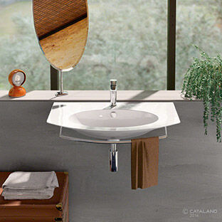 Stilvolles Badezimmer mit großem Fenster, modernem Waschbecken und eleganter Armatur. Dekorative Pflanze und ovaler Spiegel ergänzen das Design. Stilvolles Badezimmer mit großem Fenster, modernem Waschbecken und eleganter Armatur. Dekorative Pflanze und ovaler Spiegel ergänzen das Design.
