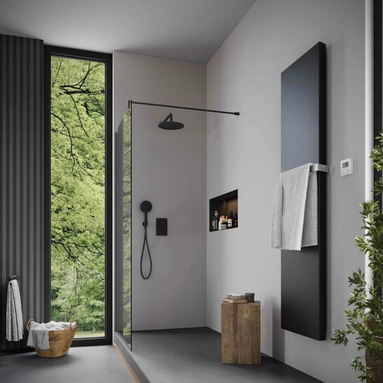 Modernes Badezimmer mit offener Regendusche, gro&szlig;en Fenstern und Blick ins Gr&uuml;ne. Schwarze Akzente und minimalistisches Design schaffen eine elegante Atmosph&auml;re.