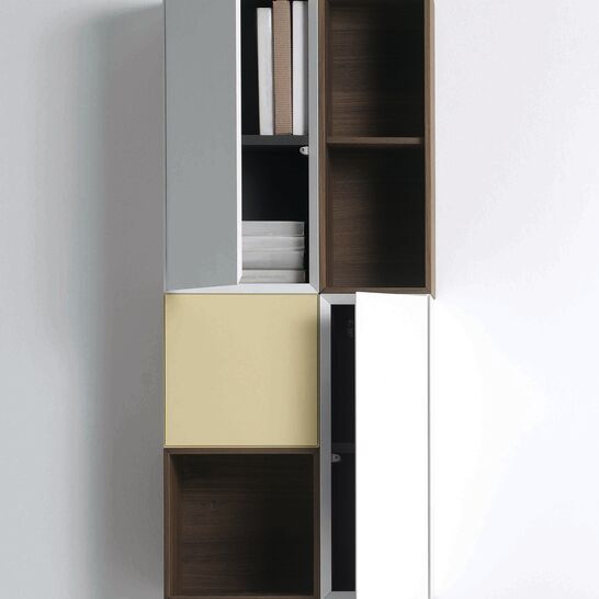 Minimalistisches Wandregal mit offenen und geschlossenen F&auml;chern in Grau, Wei&szlig; und Gelb. Enth&auml;lt B&uuml;cher und Ordner, modernes und funktionales Design.