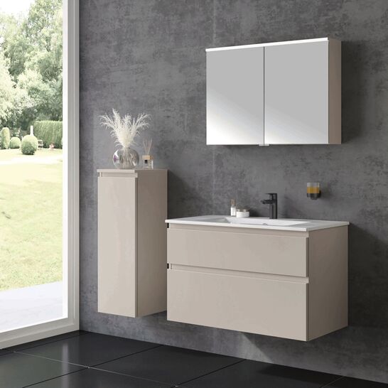 Modernes Badezimmer mit grauer Wand und gro&szlig;en Fenstern. H&auml;ngender Waschtisch und Spiegelschrank in Beige. Schlichte Dekoration, stilvoll und minimalistisch.