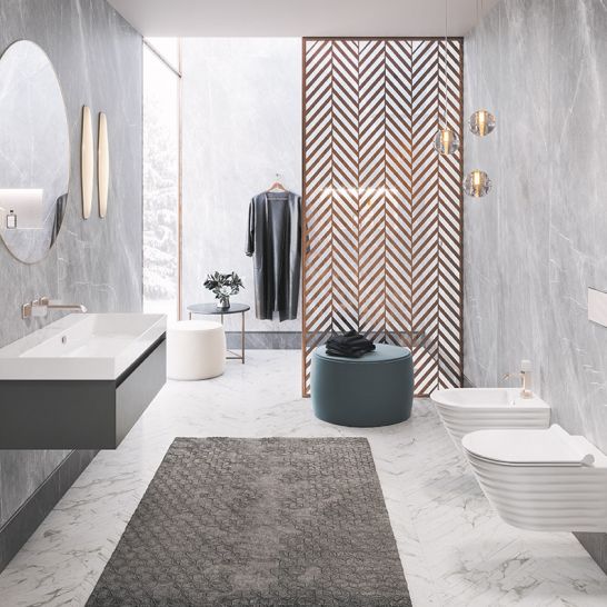 Modernes Badezimmer mit grauen Marmorw&auml;nden, wandh&auml;ngendem WC und Bidet. Runder Spiegel, Teppich, dekorative Holzwand und stilvolle Beleuchtung.