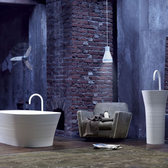 Industrielles Badezimmer mit freistehender Wanne und modernem Waschbecken. Sichtbare Backsteinwand, Betonoptik und minimalistische Beleuchtung schaffen einen urbanen Look. Industrielles Badezimmer mit freistehender Wanne und modernem Waschbecken. Sichtbare Backsteinwand, Betonoptik und minimalistische Beleuchtung schaffen einen urbanen Look.