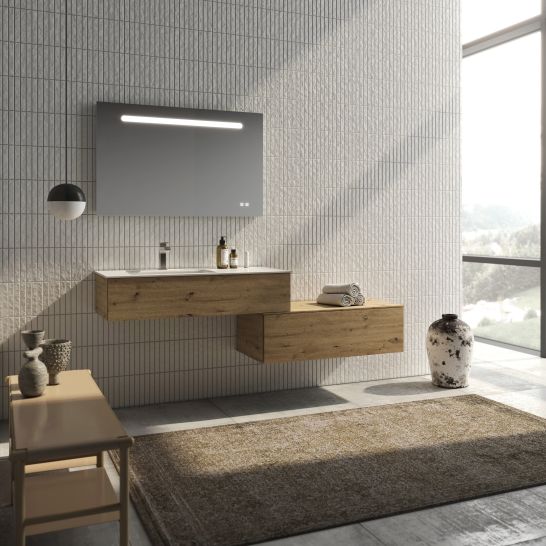 Ger&auml;umiges Badezimmer mit h&auml;ngendem Holzwaschtisch, vertikal gefliesten W&auml;nden, gro&szlig;em Fenster, beleuchtetem Spiegel und minimalistischer Dekoration.