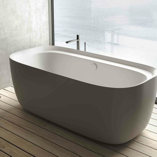 Freistehende Badewanne mit Blick auf gro&szlig;e Fenster, Holzboden und minimalistisches Design. Schlichte Eleganz f&uuml;r ein entspannendes Badeerlebnis.