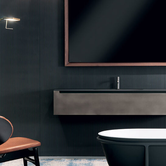 Modernes Badezimmer mit dunklem Stil, minimalistischem Waschtisch, großem Spiegel, elegantem Stuhl und Stehlampe für gemütliches Ambiente. Modernes Badezimmer mit dunklem Stil, minimalistischem Waschtisch, großem Spiegel, elegantem Stuhl und Stehlampe für gemütliches Ambiente.