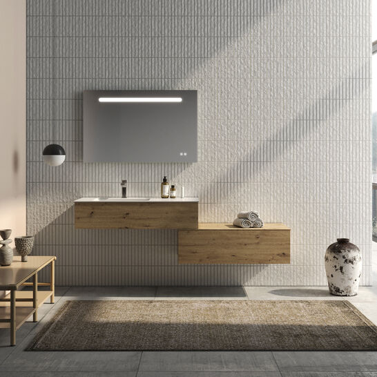 Modernes Bad mit schwebendem Holzwaschtisch, beleuchtetem Spiegel, strukturierten Fliesen, minimalistischer Dekoration und großen Fenstern für viel Licht. Modernes Bad mit schwebendem Holzwaschtisch, beleuchtetem Spiegel, strukturierten Fliesen, minimalistischer Dekoration und großen Fenstern für viel Licht.