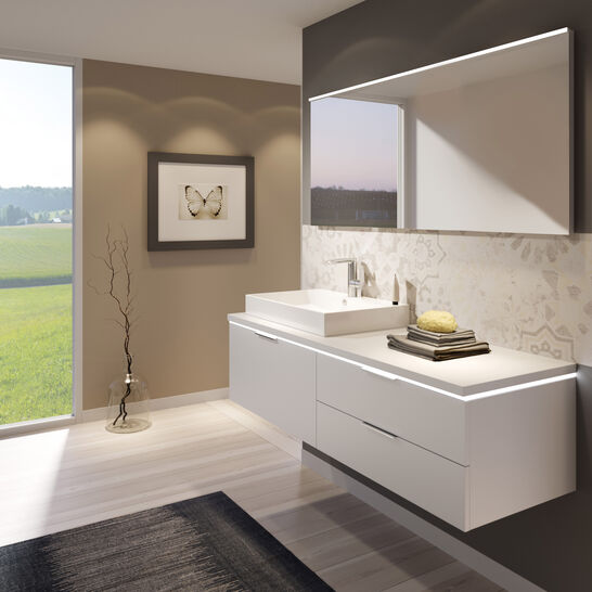 Modernes Badezimmer mit weißem Waschtisch, großem Spiegel und stilvollem Wanddekor. Viel Tageslicht durch großes Fenster, harmonisches und elegantes Design. Modernes Badezimmer mit weißem Waschtisch, großem Spiegel und stilvollem Wanddekor. Viel Tageslicht durch großes Fenster, harmonisches und elegantes Design.