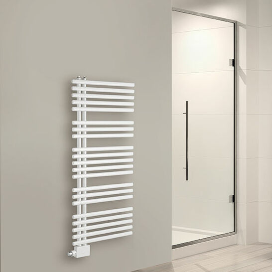 Weißer, moderner Handtuchheizkörper mit horizontalen Streben, an einer hellgrauen Wand montiert. Perfekt für ein minimalistisches Badezimmerdesign. Weißer, moderner Handtuchheizkörper mit horizontalen Streben, an einer hellgrauen Wand montiert. Perfekt für ein minimalistisches Badezimmerdesign.