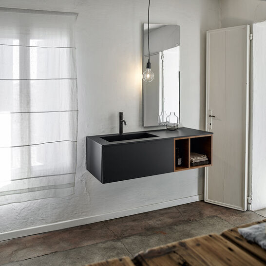 Minimalistisches Badezimmer mit schwarzem Waschtisch, hängendem Spiegel und einfacher Beleuchtung. Weißer Vorhang, Holzboden, offene Regalnische. Helles, schlichtes Design. Minimalistisches Badezimmer mit schwarzem Waschtisch, hängendem Spiegel und einfacher Beleuchtung. Weißer Vorhang, Holzboden, offene Regalnische. Helles, schlichtes Design.