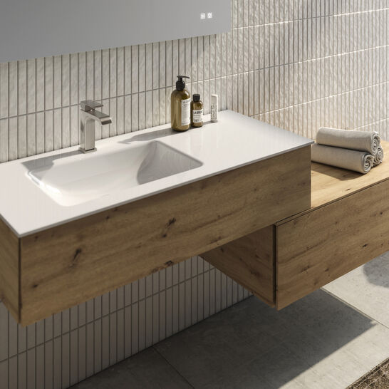 Kompakter, moderner Waschtisch aus Holz mit weißer Oberfläche. Integriertes Waschbecken, stilvolle Armaturen und minimalistische Dekoration. Helle Wandfliesen ergänzen das Design. Kompakter, moderner Waschtisch aus Holz mit weißer Oberfläche. Integriertes Waschbecken, stilvolle Armaturen und minimalistische Dekoration. Helle Wandfliesen ergänzen das Design.