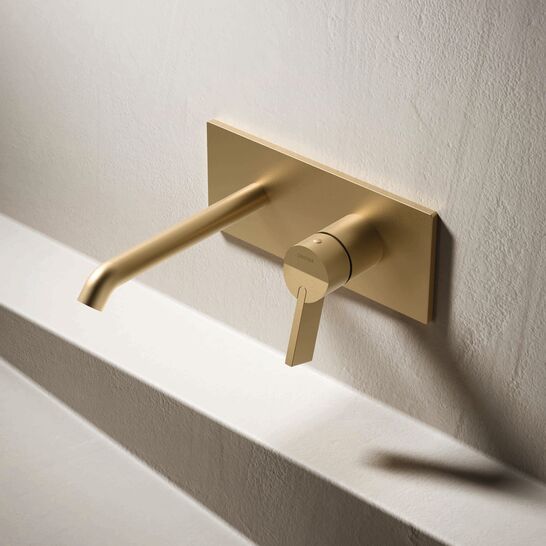 Elegante Wandarmatur in Goldoptik mit minimalistischem Design. Die Armatur besteht aus einem langen, schlanken Auslauf und einem passenden Hebelgriff.