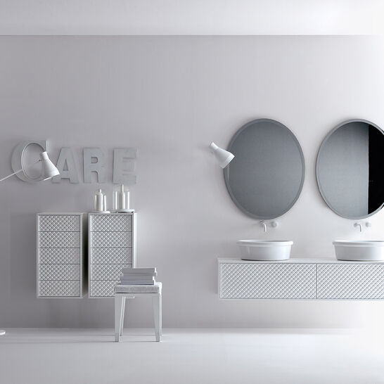 Zeitgenössisches Badezimmer in Weiß mit zwei ovalen Spiegeln, Doppelwaschbecken und stilvollen Lampen. Minimalistische Einrichtung mit skulpturalen Details. Zeitgenössisches Badezimmer in Weiß mit zwei ovalen Spiegeln, Doppelwaschbecken und stilvollen Lampen. Minimalistische Einrichtung mit skulpturalen Details.