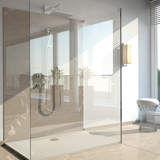 Modernes Badezimmer mit großer begehbarer Dusche, Glaswänden und eleganten, glänzenden Fliesen. Helles, einladendes Ambiente mit natürlichem Licht.