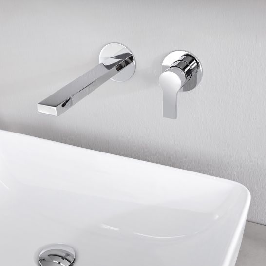 Wandmontierte Chromarmatur &uuml;ber einem modernen, rechteckigen Waschbecken. Minimalistisches Design mit schlichtem, elegantem Look.