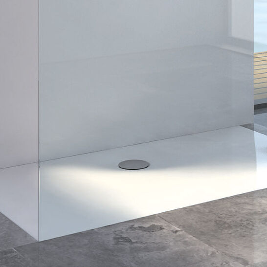 Moderne Dusche mit flachem, weißem Boden und Glaswand. Der Boden hat einen zentralen Abfluss und das Design ist minimalistisch mit großem Fensterblick. Moderne Dusche mit flachem, weißem Boden und Glaswand. Der Boden hat einen zentralen Abfluss und das Design ist minimalistisch mit großem Fensterblick.