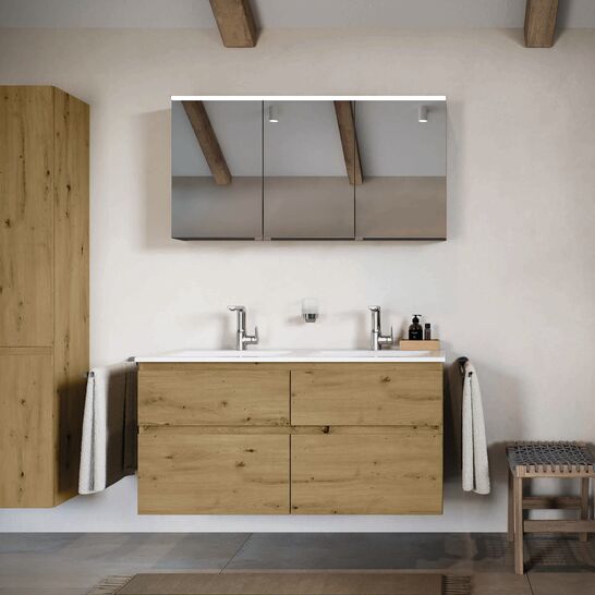 Das Bild zeigt ein Badezimmer mit einem nat&uuml;rlichen und rustikalen Design. Der Waschtisch und der Hochschrank bestehen aus Holz, was dem Raum W&auml;rme und eine einladende Atmosph&auml;re verleiht. 