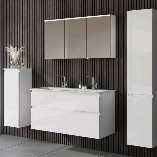 Modernes Badezimmer mit wei&szlig;em Doppelwaschtisch, zwei Wasserh&auml;hnen, Spiegelschrank, hohen Schr&auml;nken, dunkler Holzr&uuml;ckwand und gro&szlig;em Fenster.