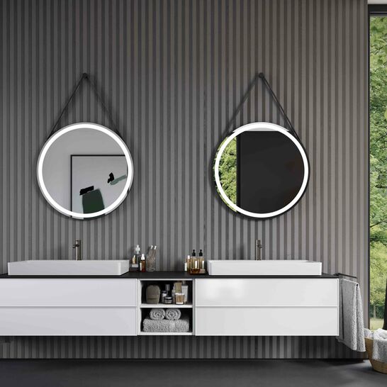 Modernes Bad mit zwei runden Spiegeln &uuml;ber Doppelwaschtischen, gerillten grauen W&auml;nden und gro&szlig;em Fenster mit Naturblick. Stilvolles und funktionelles Design.