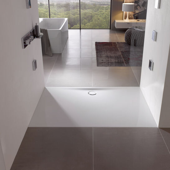 Geräumiges Badezimmer mit moderner Dusche, freistehender Badewanne und großen Fenstern mit Blick ins Grüne. Dezente Einrichtung mit Teppich und Lampe. Geräumiges Badezimmer mit moderner Dusche, freistehender Badewanne und großen Fenstern mit Blick ins Grüne. Dezente Einrichtung mit Teppich und Lampe.