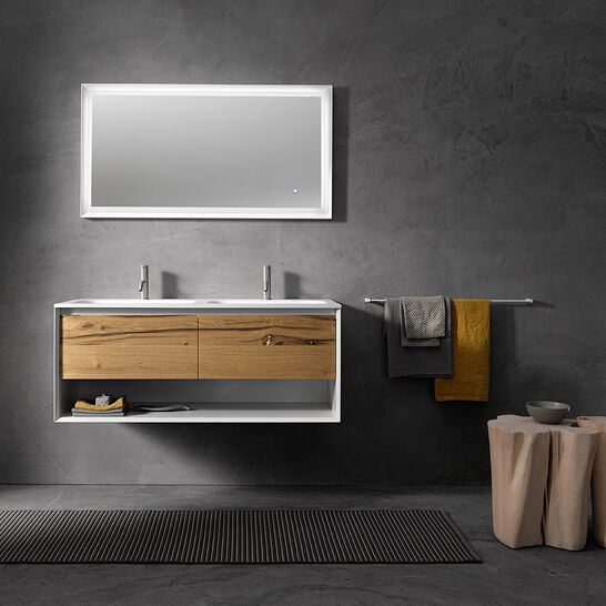 Modernes Badezimmer mit hängendem Waschtisch aus Holz, beleuchtetem Spiegel, grauer Wand und minimalistischen Accessoires. Schlicht und stilvoll eingerichtet. Modernes Badezimmer mit hängendem Waschtisch aus Holz, beleuchtetem Spiegel, grauer Wand und minimalistischen Accessoires. Schlicht und stilvoll eingerichtet.