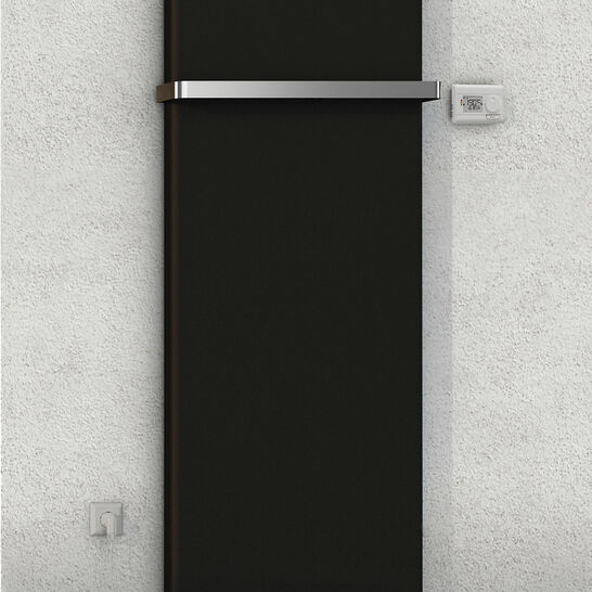 Schwarzer, minimalistischer Heizkörper mit schlichtem Design und horizontaler Halterung, montiert an einer grauen Wand. Moderner und eleganter Look. Schwarzer, minimalistischer Heizkörper mit schlichtem Design und horizontaler Halterung, montiert an einer grauen Wand. Moderner und eleganter Look.