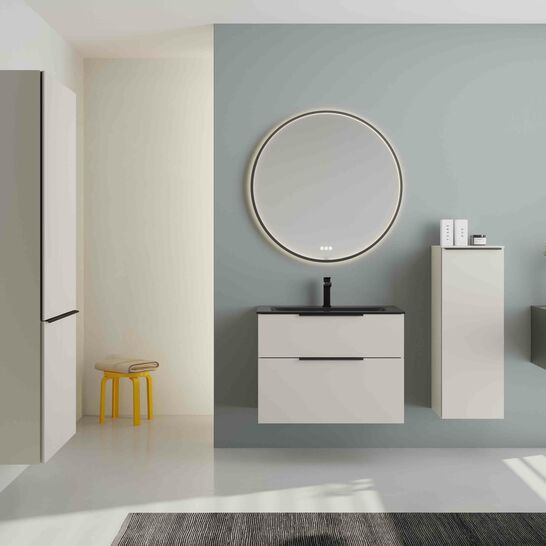 Modernes Badezimmer mit rundem Spiegel, schwebendem Waschtisch in hellem Design und vertikalem Schrank. Die graue Akzentwand und das gro&szlig;e Fenster sorgen f&uuml;r ein helles und luftiges Ambiente.