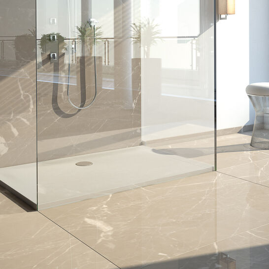 Moderne Dusche mit Glaswänden und beigen Marmorböden. Eine elegante Duscharmatur ist sichtbar, daneben ein moderner Hocker und viel natürliches Licht. Moderne Dusche mit Glaswänden und beigen Marmorböden. Eine elegante Duscharmatur ist sichtbar, daneben ein moderner Hocker und viel natürliches Licht.