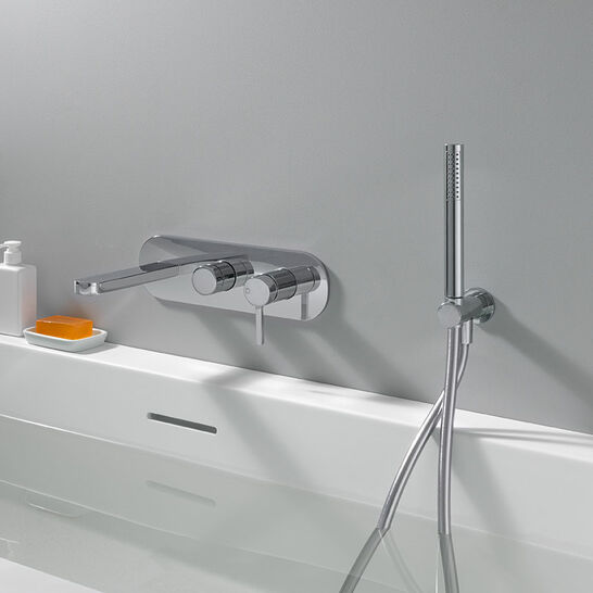 Elegante Badarmatur mit Wandmontage, Chromoberfläche und Handbrause. Minimalistisches Design mit Seifenspender und Schale für moderne Bäder. Elegante Badarmatur mit Wandmontage, Chromoberfläche und Handbrause. Minimalistisches Design mit Seifenspender und Schale für moderne Bäder.