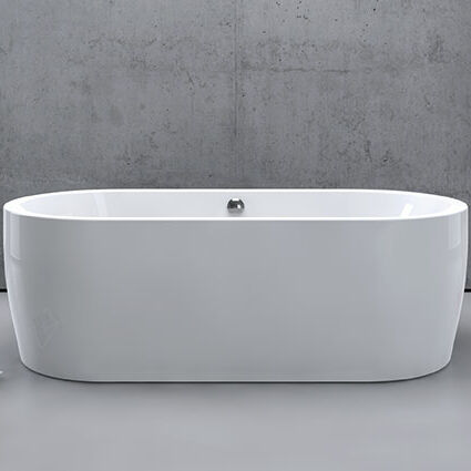 Ein modernes Badezimmer mit freistehender, weißer Badewanne vor einer grauen Wand. Handtücher hängen an der Seite, eine Person in einem Handtuch geht weg Ein modernes Badezimmer mit freistehender, weißer Badewanne vor einer grauen Wand. Handtücher hängen an der Seite, eine Person in einem Handtuch geht weg