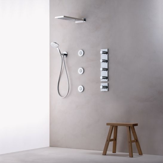 Minimalistische Dusche mit Wandbrause, Handbrause und mehreren Wasserdüsen. Schlichte graue Wände und ein Holzstuhl als Akzent. Minimalistische Dusche mit Wandbrause, Handbrause und mehreren Wasserdüsen. Schlichte graue Wände und ein Holzstuhl als Akzent.