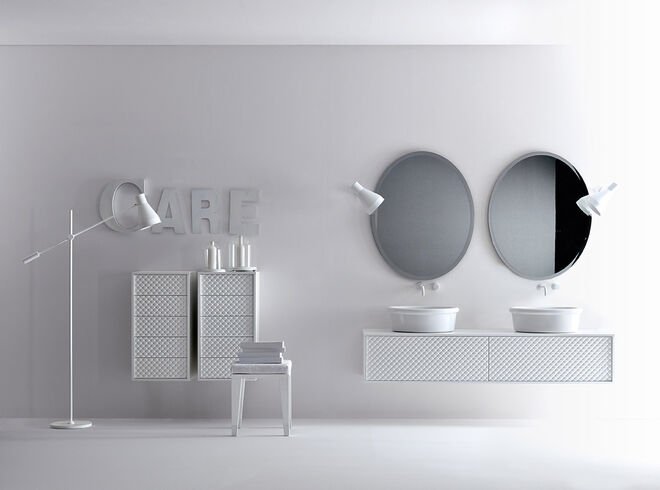 Zeitgenössisches Badezimmer in Weiß mit zwei ovalen Spiegeln, Doppelwaschbecken und stilvollen Lampen. Minimalistische Einrichtung mit skulpturalen Details. Zeitgenössisches Badezimmer in Weiß mit zwei ovalen Spiegeln, Doppelwaschbecken und stilvollen Lampen. Minimalistische Einrichtung mit skulpturalen Details.