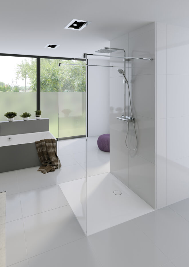 Modernes Badezimmer mit offener Dusche und Glaswand. Große Fenster lassen viel Licht herein, und ein Waschtisch mit Pflanzen steht links. Modernes Badezimmer mit offener Dusche und Glaswand. Große Fenster lassen viel Licht herein, und ein Waschtisch mit Pflanzen steht links.