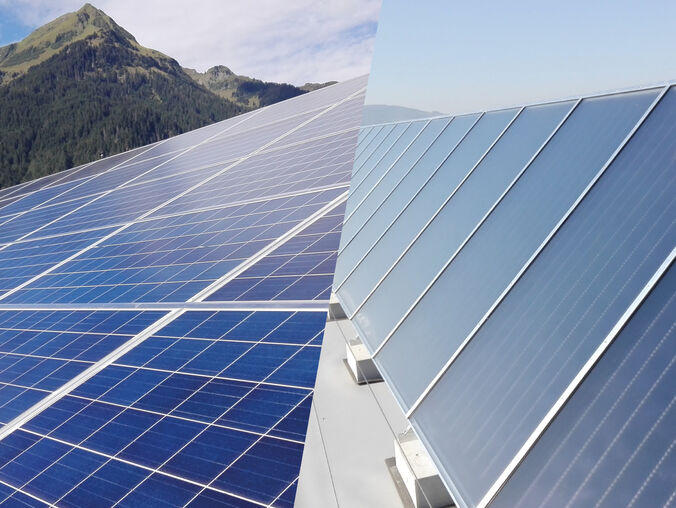 Zu sehen sind Solarpaneele in zwei verschiedenen Umgebungen. Links vor einer Bergkulisse, rechts auf einem Flachdach, was die vielseitige Anwendung von Solartechnologie zeigt.