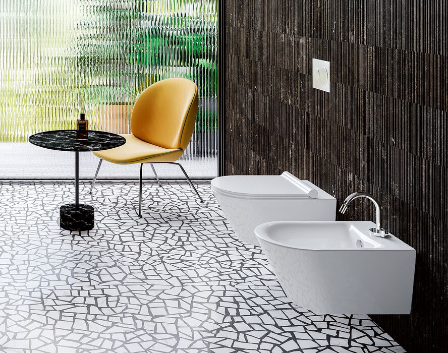 Modernes Badezimmer mit dunklen Wandfliesen und auffälligem Mosaikboden. Wandhängendes WC und Bidet, gelber Stuhl, schwarzer Marmortisch, große Fensterfront mit Blick ins Grüne. Modernes Badezimmer mit dunklen Wandfliesen und auffälligem Mosaikboden. Wandhängendes WC und Bidet, gelber Stuhl, schwarzer Marmortisch, große Fensterfront mit Blick ins Grüne.